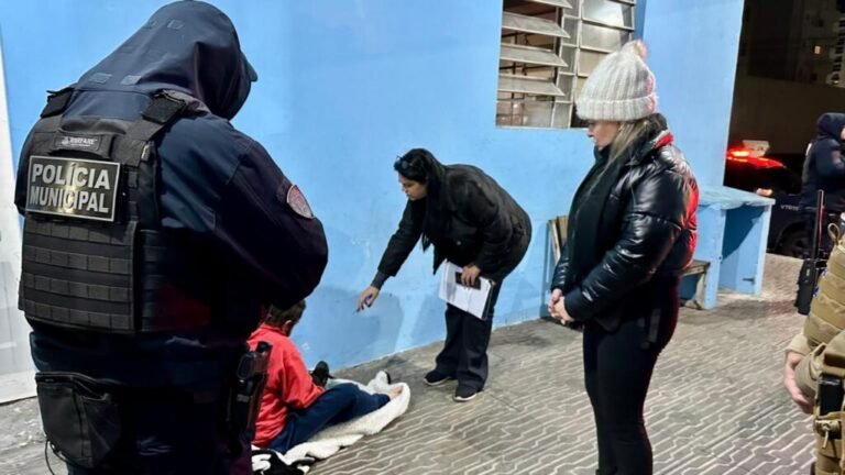 Força-tarefa em Tubarão acolhe pessoas em situação de rua durante noite de frio intenso