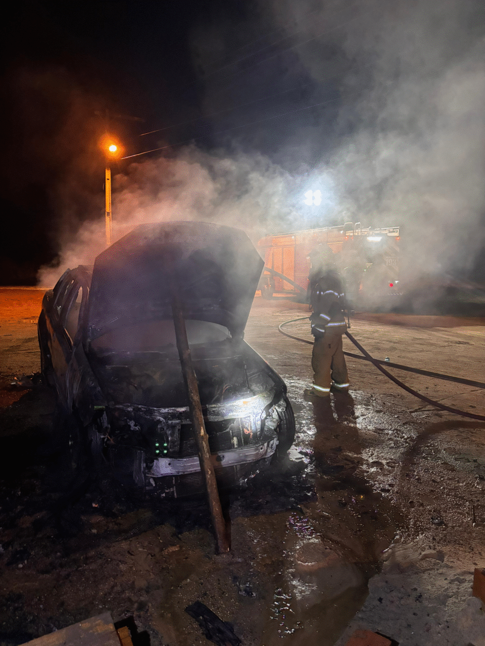 Incêndio destrói veículo no pátio de igreja em Gravatal