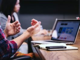 Pessoa discutindo operação de marketing em reunião