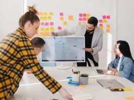Equipe reunida em ambiente de trabalho colaborativo, simbolizando gestão humana