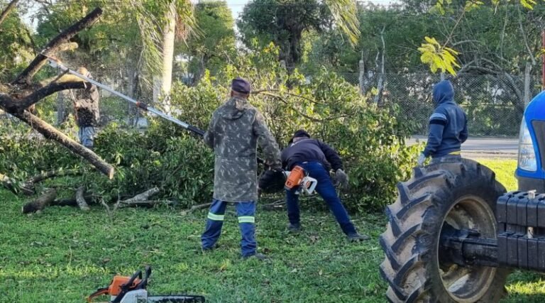 Ventania provocada por ciclone causa estragos em Capivari de Baixo