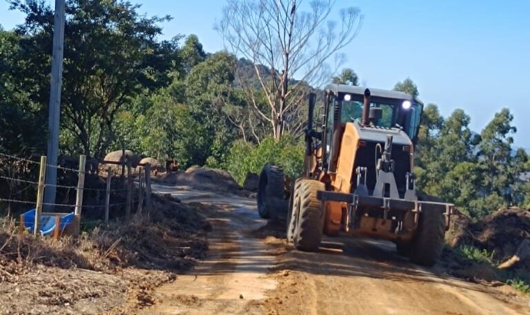 Prefeitura de Tubarão realiza melhorias em estradas do interior