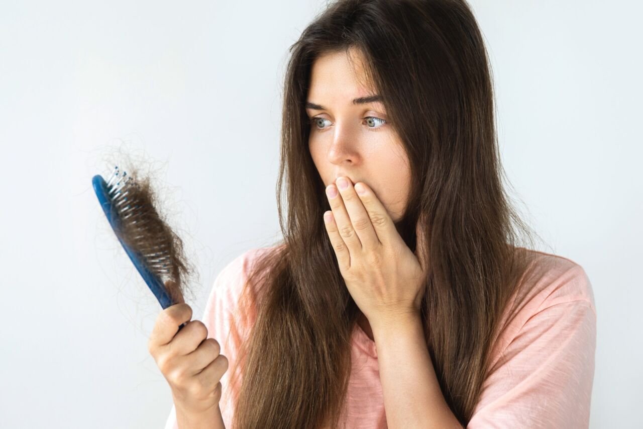 Queda de cabelo: causas, sinais de alerta e como tratar