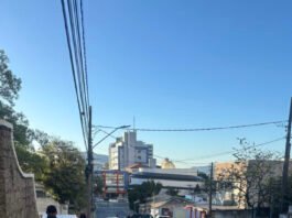 Rua Felipe Schmidt é interditada após caminhão derramar óleo em Tubarão