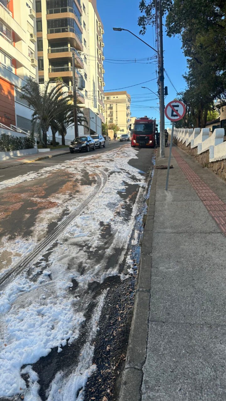 Rua Felipe Schmidt é interditada após caminhão derramar óleo em Tubarão