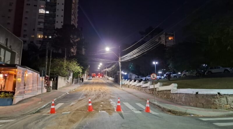 Rua Felipe Schmidt é interditada após caminhão derramar óleo em Tubarão