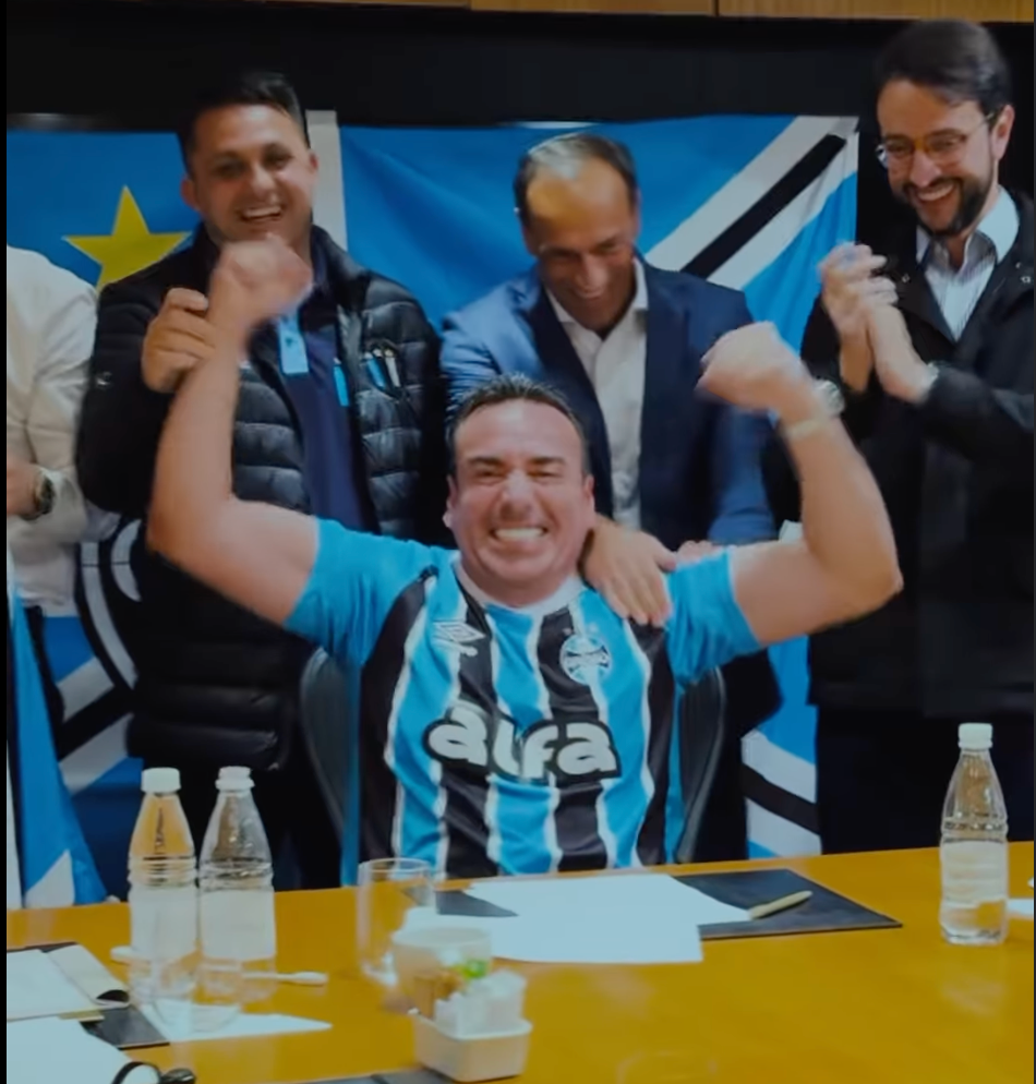 Marcelo Marques comemora assinatura da compra da Arena do Grêmio ao lado de apoiadores