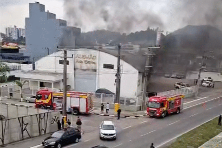 Incêndio atinge auto elétrica no bairro Humaitá em Tubarão