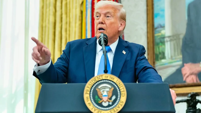 Trump anuncia tarifa de 25% à Índia por comércio com Rússia