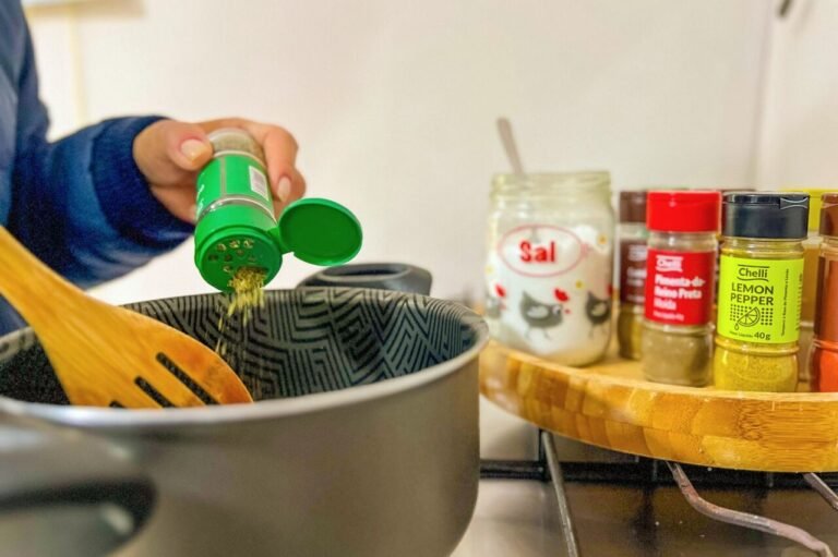 Excesso de sal pode causar doenças graves e exige atenção no dia a dia