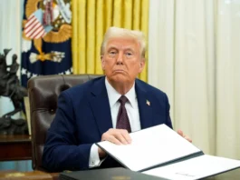 Donald Trump assina documento anunciando nova tarifa ao Brasil