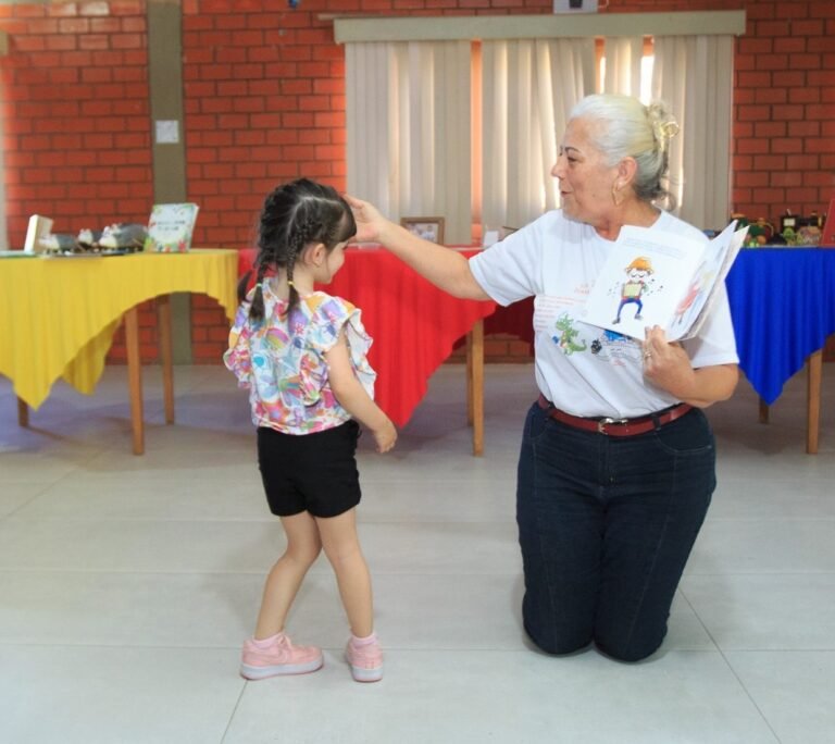 Escritora interage com criança durante contação de história em escola
