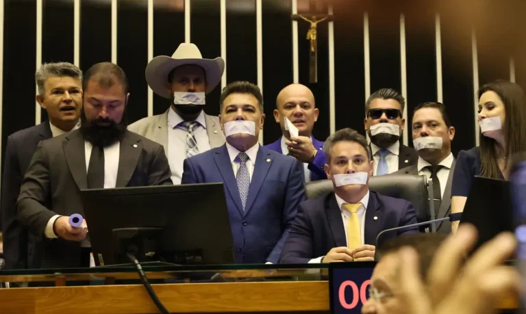 Oposição ocupa Congresso por anistia e impeachment de Moraes