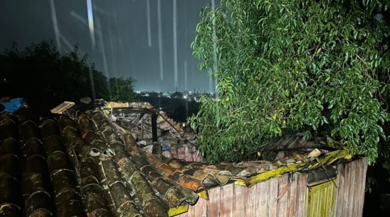 Frente fria causa danos em telhados e mobiliza Defesa Civil em Tubarão