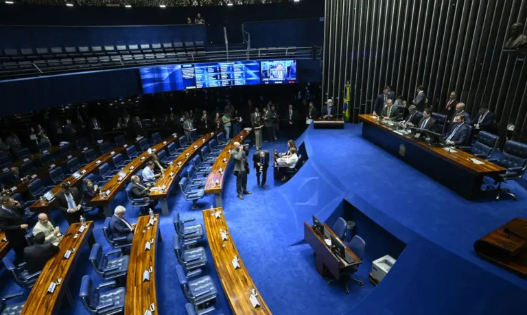 Senado aprova isenção de IR para quem ganha até dois salários-mínimos
