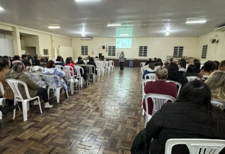 Gravatal capacita professores para acolher vítimas de violência