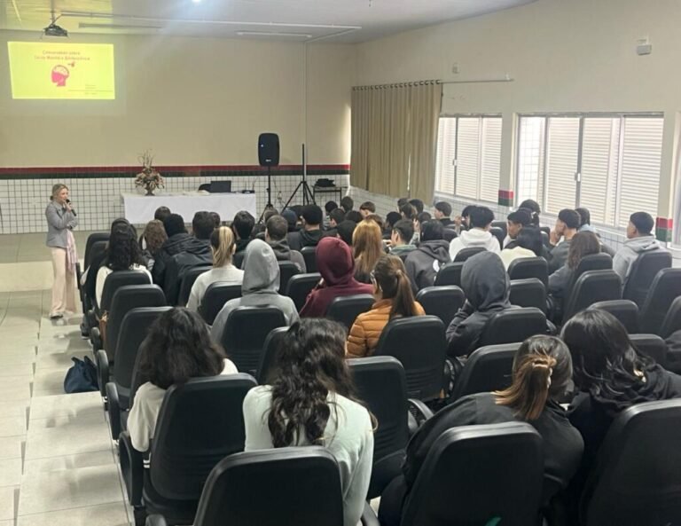 CAPS promove palestras sobre saúde mental na adolescência