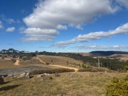 Aconchego serrano: lareira e café aquecem manhãs de inverno