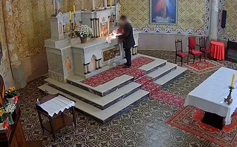 Homem detona explosivo em igreja histórica de SC; ASSISTA
