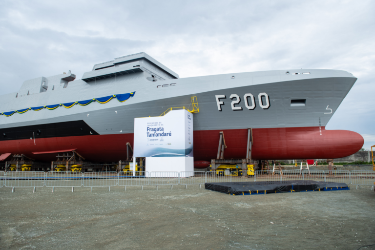 Marinha lança fragata Jerônimo de Albuquerque construída em SC