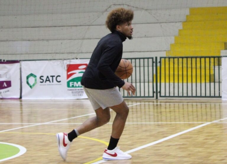 Astro da NBA Miles McBride treina em Criciúma