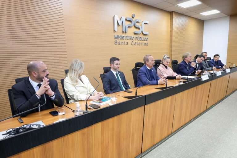 Jorginho Mello apresenta ações do governo em reunião no MPSC