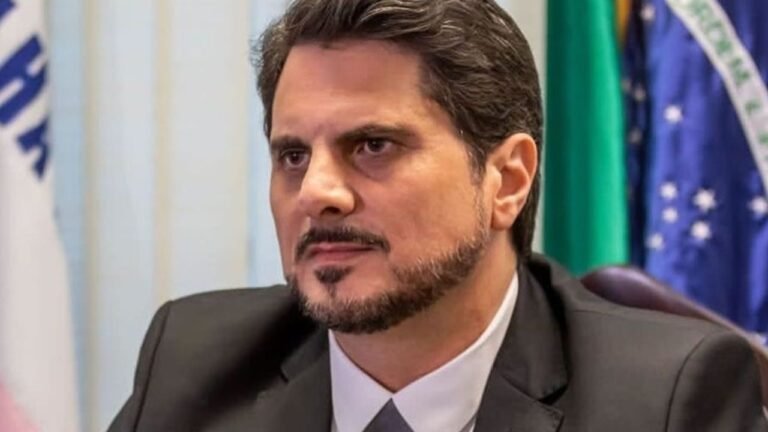 Moraes impõe tornozeleira eletrônica a Marcos do Val