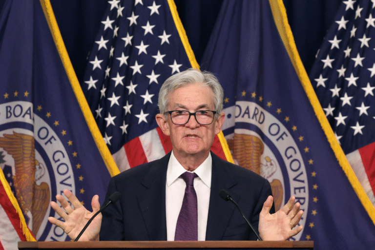 Powell sinaliza corte de juros nos EUA, mas alerta para risco inflacionário