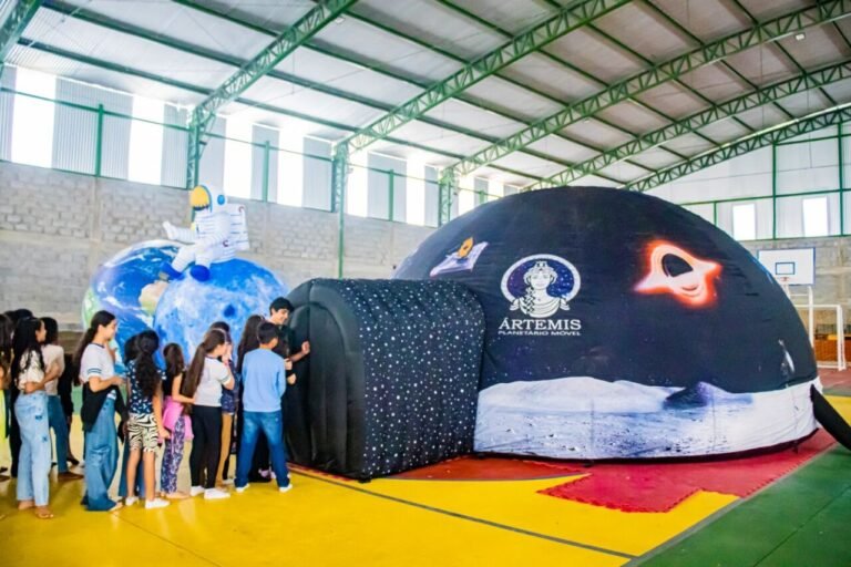 Planetário móvel leva alunos de Sombrio a uma viagem pelo universo