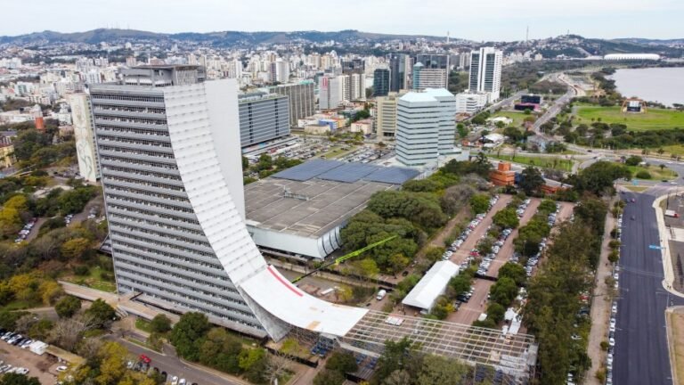 Skatista Mineirinho bate recorde ao descer megarrampa de prédio em Porto Alegre