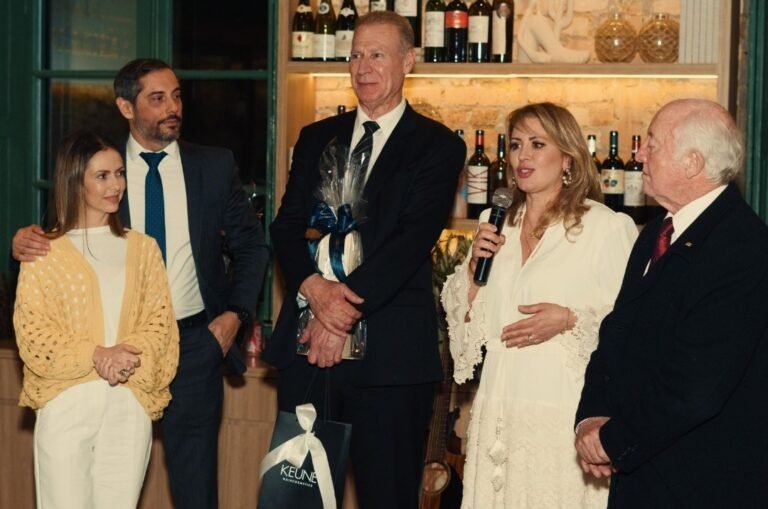 Pelo Estado – Carol De Toni abre mão de liderança por Eduardo Bolsonaro