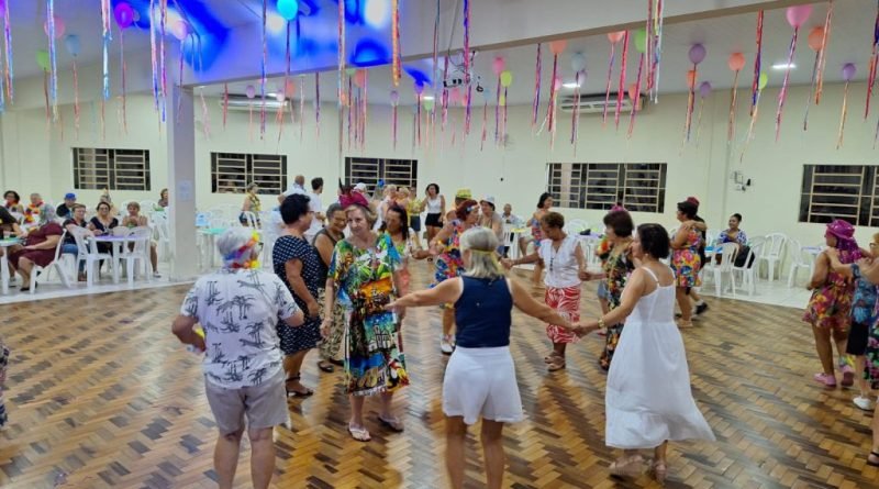 Baile da Primavera celebra a pessoa idosa em Tubarão
