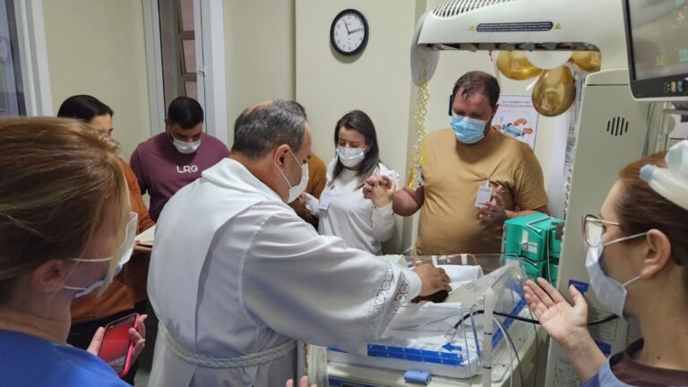Bebê é batizado na UTI neonatal do HNSC em momento emocionante