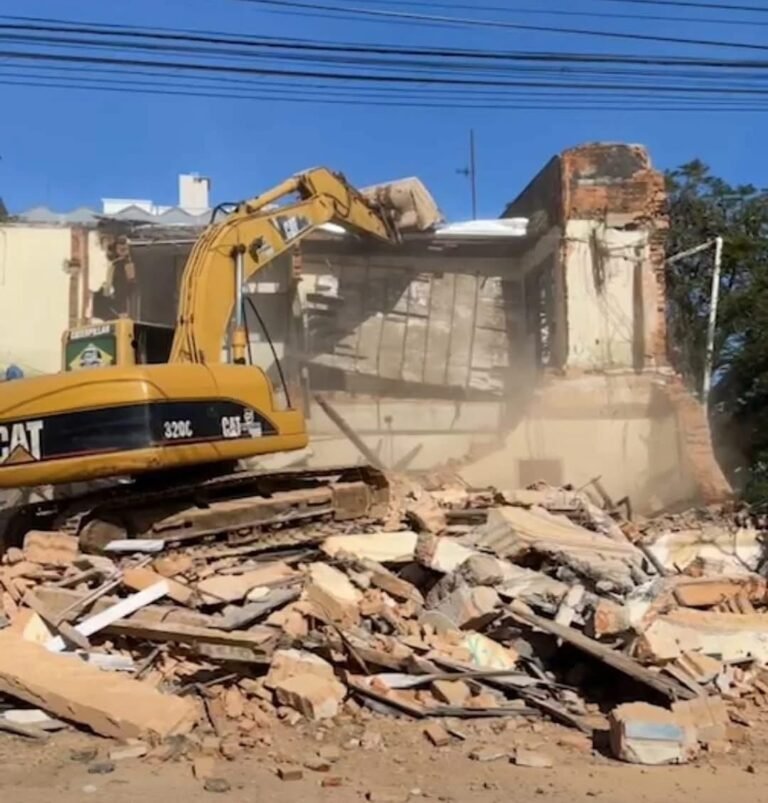Prédio da antiga delegacia começa a ser demolido em Tubarão