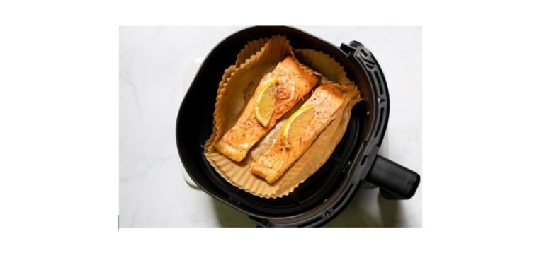 Posso usar papel alumínio ou papel manteiga na air fryer?