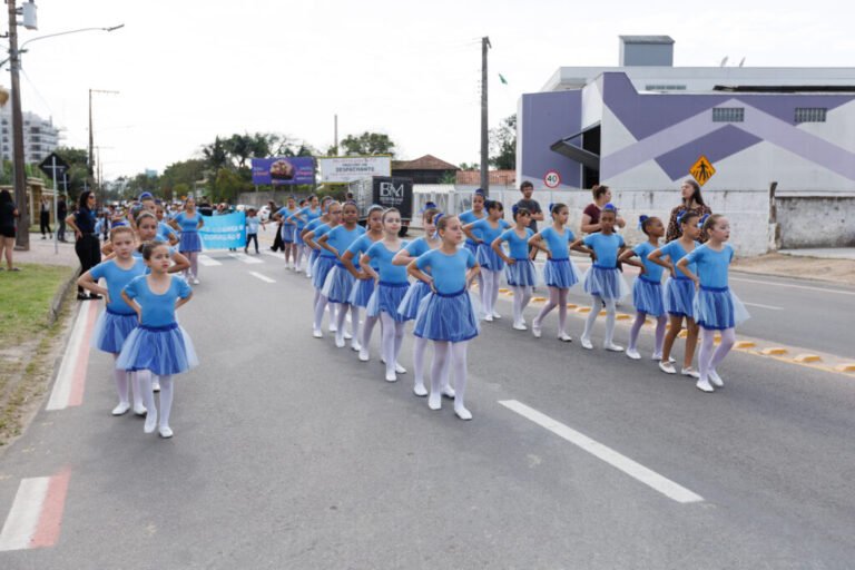Semana da Pátria reúne mais de 500 crianças em desfile cívico no bairro Passagem