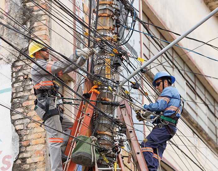 Retirada de fios obsoletos interdita trecho da avenida Marcolino Martins Cabral em Tubarão
