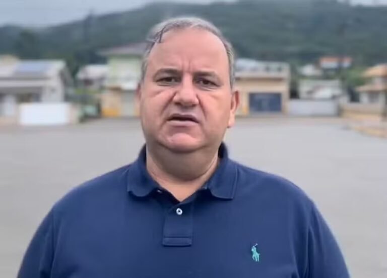 Ex-prefeito de Pescaria Brava é solto após mais de um ano preso