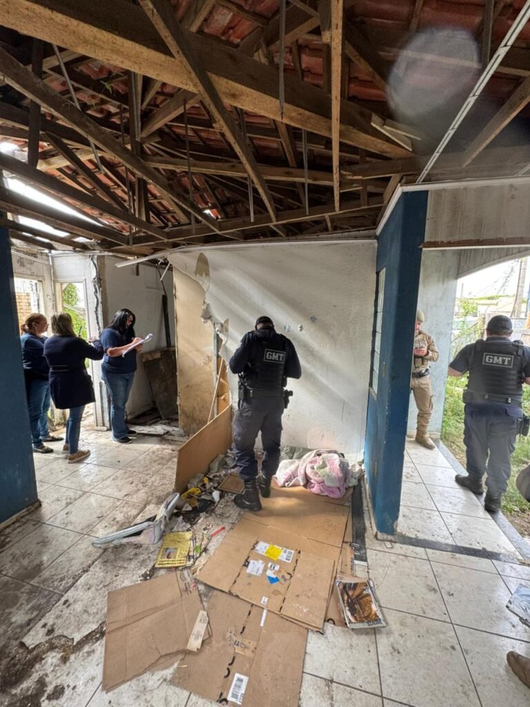 Força-tarefa resgata pessoas em situação de risco em Tubarão