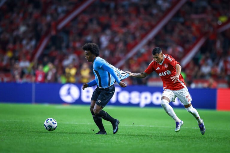 Willian, nova contratação do Grêmio, brilha e se consagra no Grenal 448, mesmo aos 37 anos