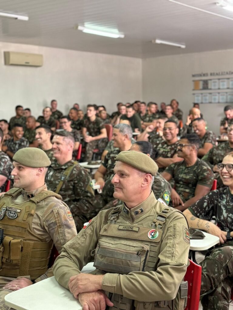 Polícia Militar realiza instrução sobre crimes cibernéticos para militares em Tubarão