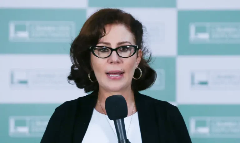 Moraes libera redes sociais de Carla Zambelli, presa na Itália desde julho