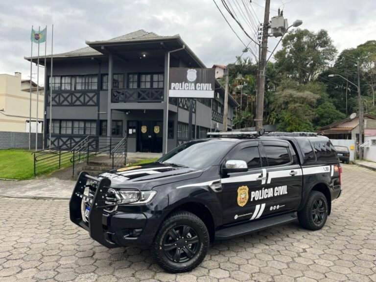 Polícia Civil cumpre mandados em Blumenau e investiga golpe de R$ 800 mil contra empresa de veículos