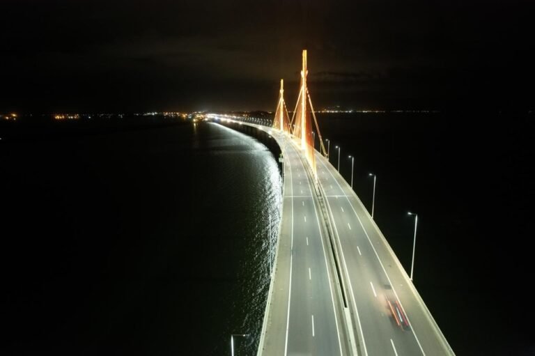 Ponte Anita Garibaldi recebe iluminação amarela pelo Setembro Amarelo