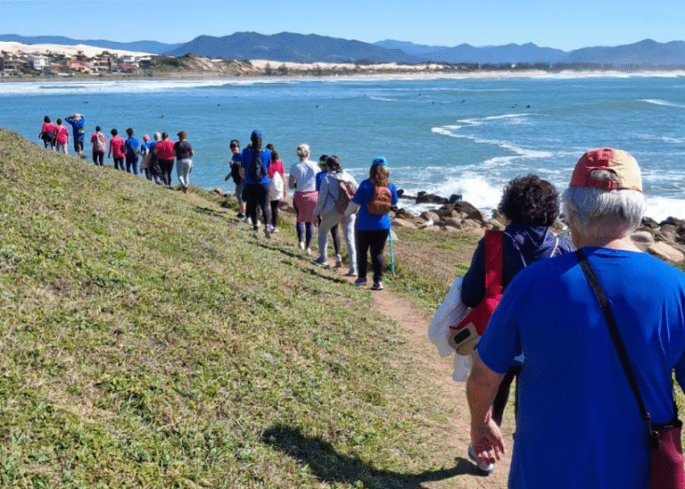 Trilha na Praia dos Amores encanta alunos do Comunidade Ativa com natureza e baleias