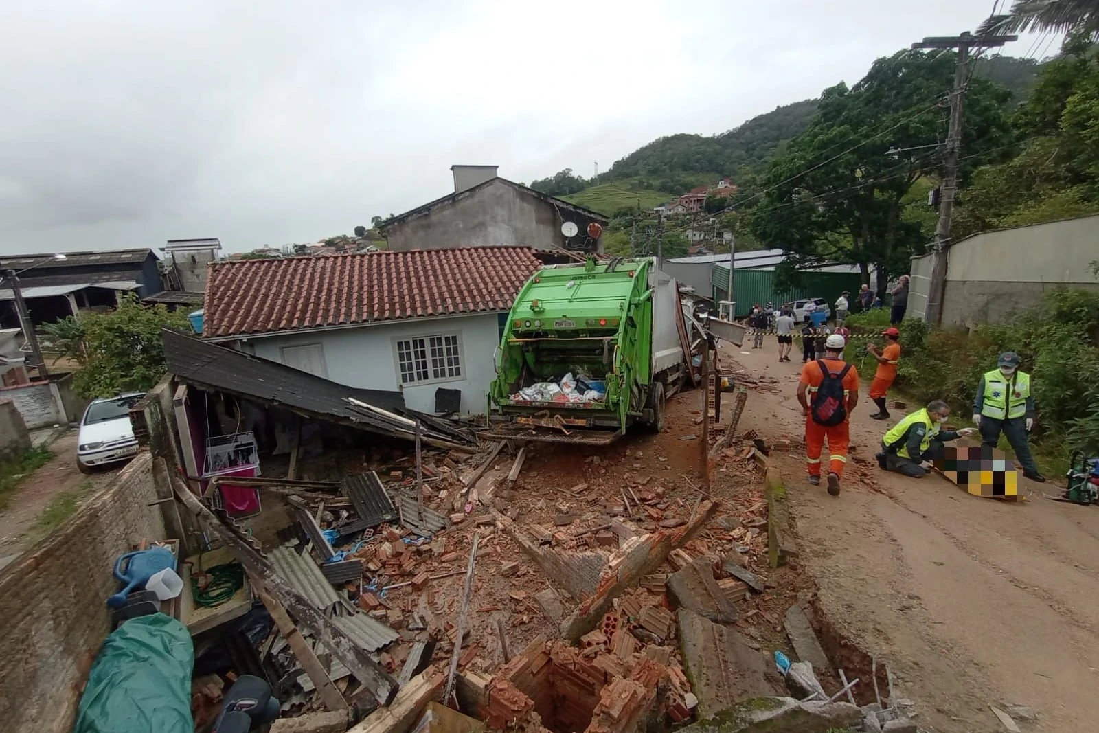 ACIDENTE COM CAMINHÃO DE LIXO EM TUBARÃO