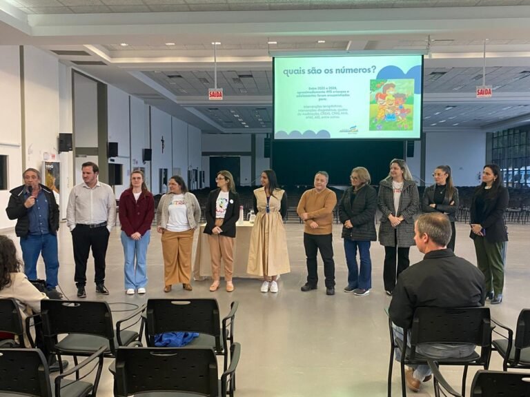 Araranguá participa de capacitação sobre autismo em Turvo