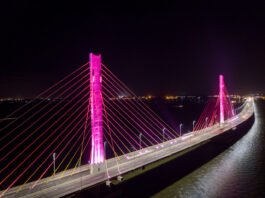 Ponte de Laguna ganha iluminação rosa em apoio ao Outubro Rosa