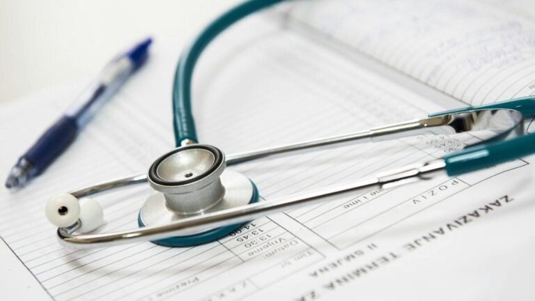 Superconcurso da saúde em SC abre 511 vagas e terá provas no início de 2026