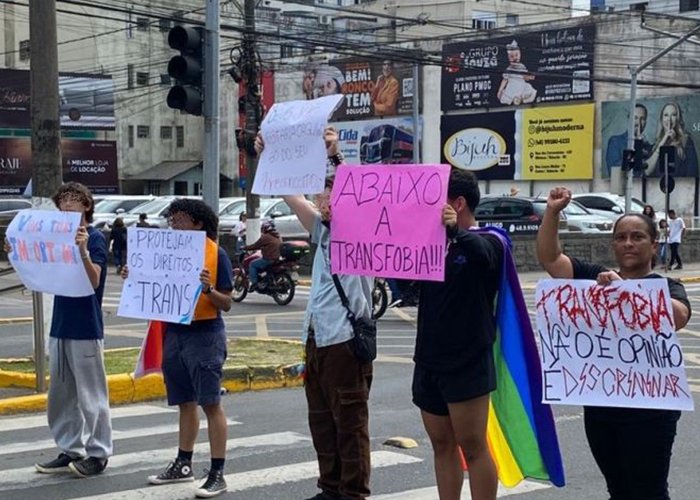 Alunos de Tubarão realizam ato em apoio a colega trans